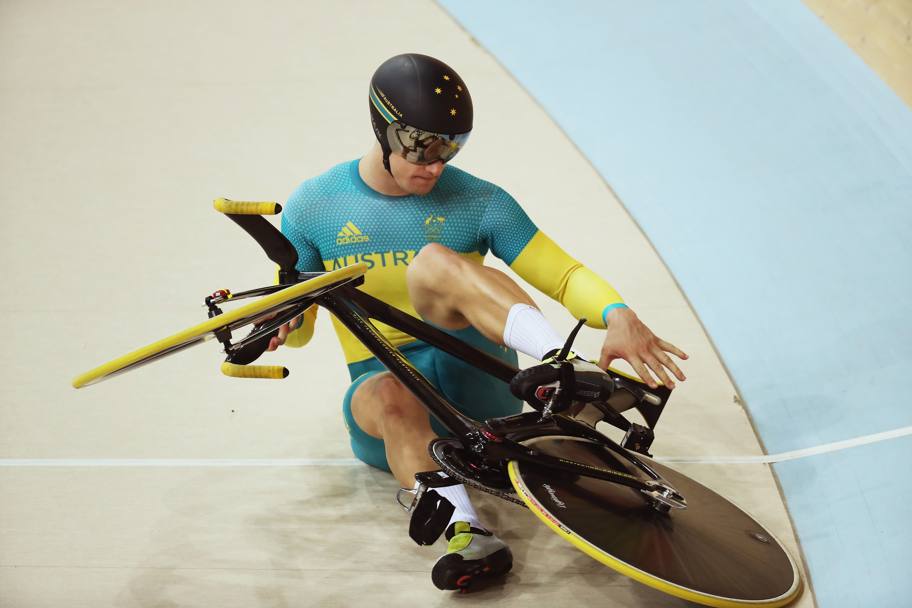 Ciclismo su pista. A terra l&#39; atleta australiano Matthew Glaetzer. (Getty)